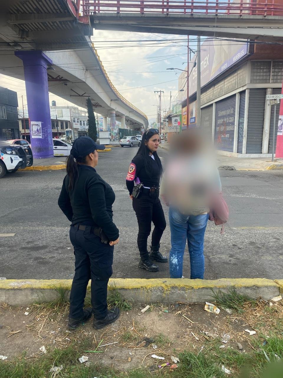 Intento de suicidio en Avenida Central: policías de Ecatepec salvan a mujer de lanzarse de un puente