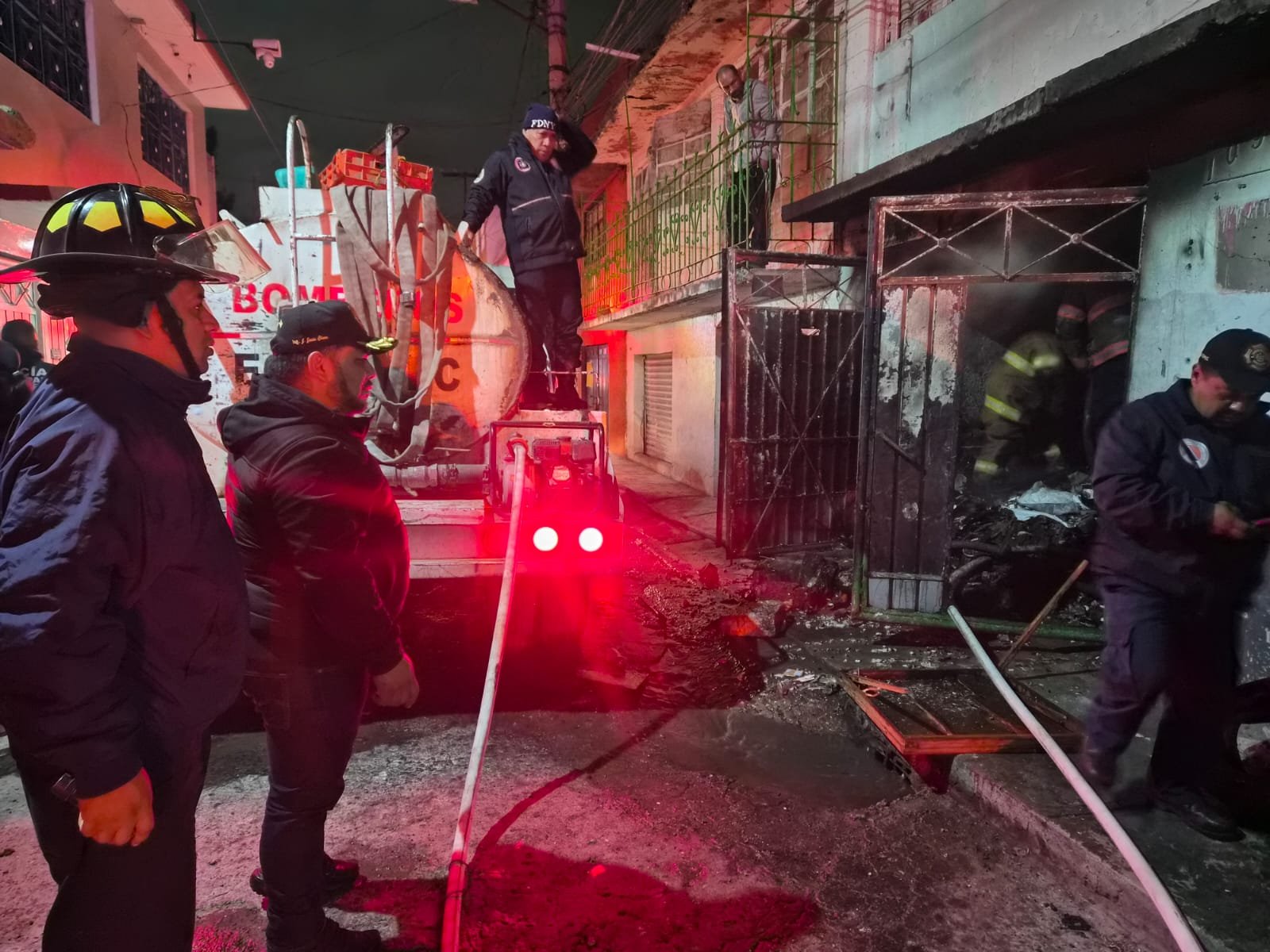 Incendio en vivienda donde pernoctaban personas en situación vulnerable moviliza a bomberos de Ecatepec