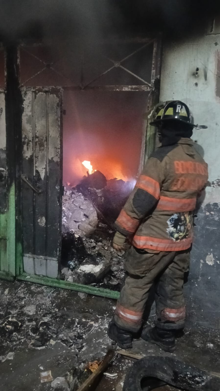 Incendio en vivienda donde pernoctaban personas en situación vulnerable moviliza a bomberos de Ecatepec