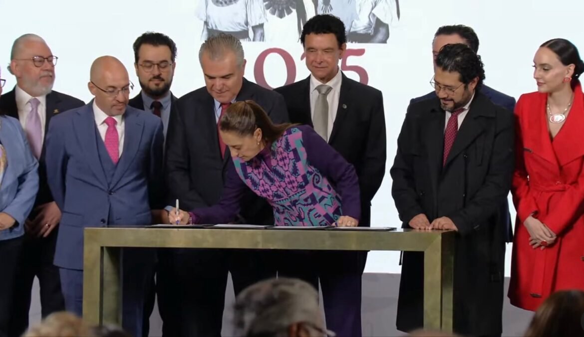 Firma presidenta Sheinbaum reforma para semana laboral de 40 horas