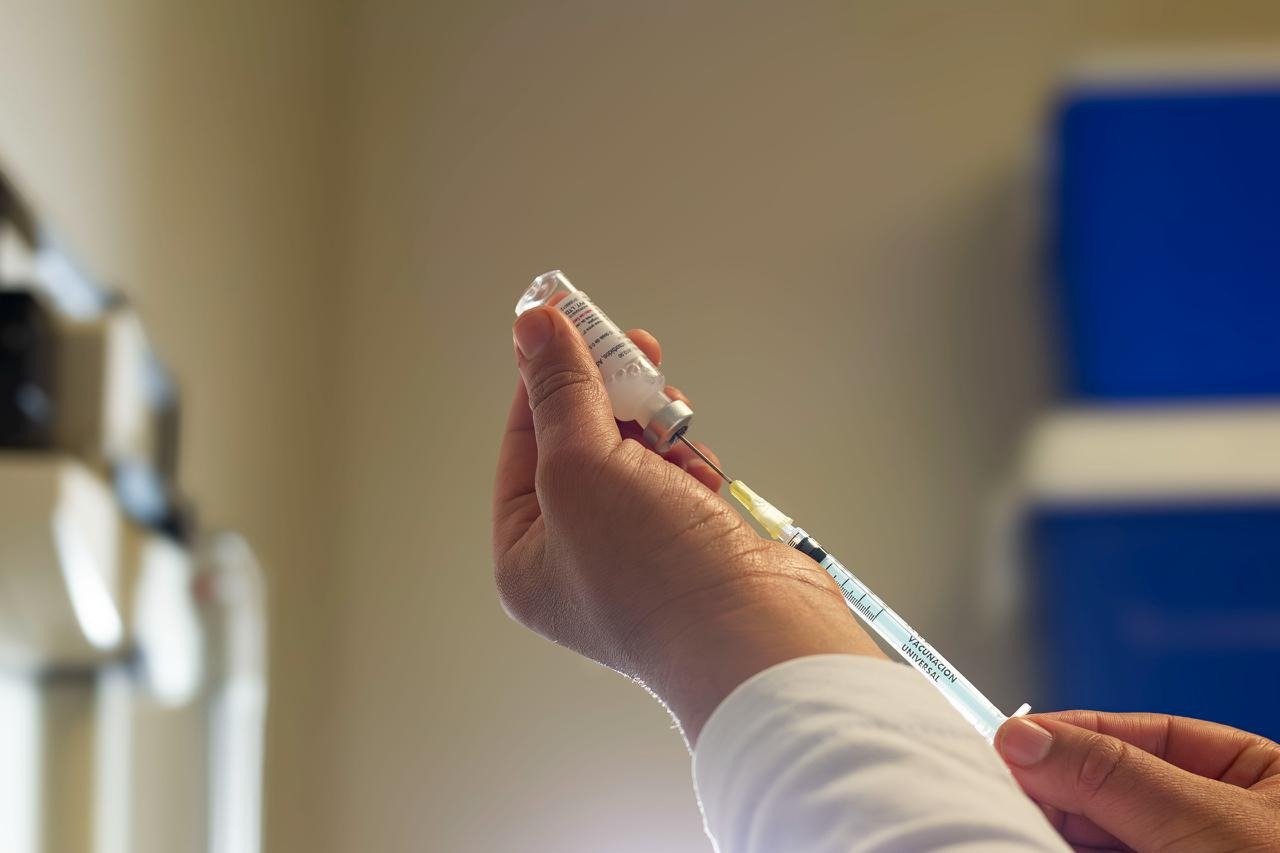 Gobierno de Delfina Gómez aplicará casi 130 mil dosis de vacunas gratuitas en temporada invernal