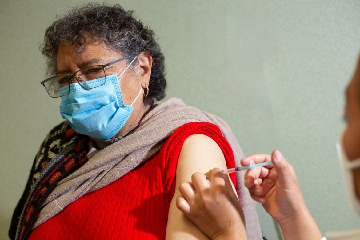 Gobierno de Delfina Gómez aplicará casi 130 mil dosis de vacunas gratuitas en temporada invernal