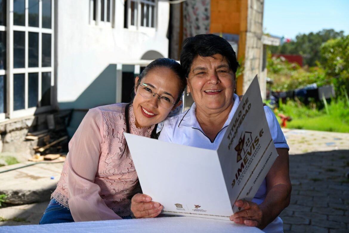 Gobernadora Delfina Gómez entrega más de 9 mil 700 títulos de propiedad y posesión