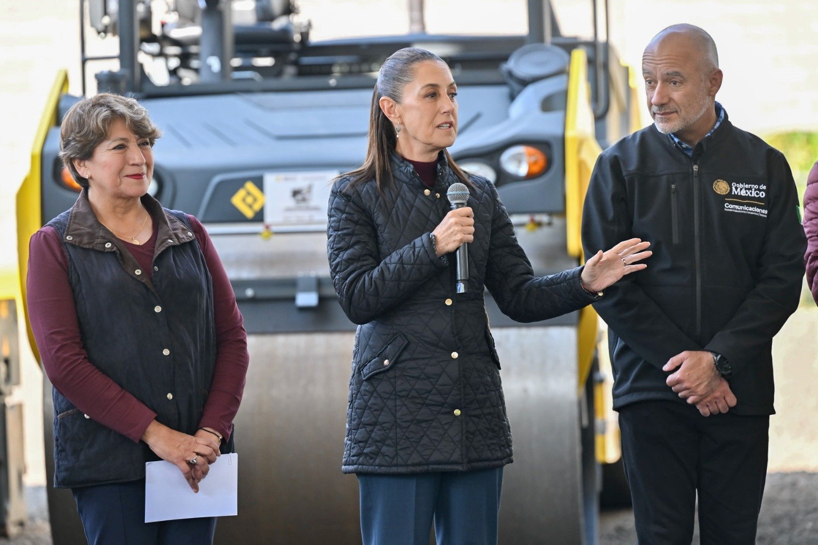 Entregan Sheinbaum y Gobernadora Delfina Gómez trenes de pavimentación del Plan Integral Oriente
