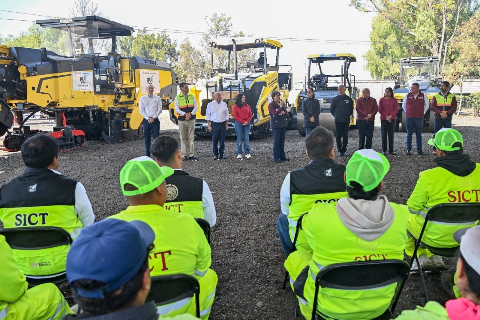 Entregan Sheinbaum y Gobernadora Delfina Gómez trenes de pavimentación del Plan Integral Oriente