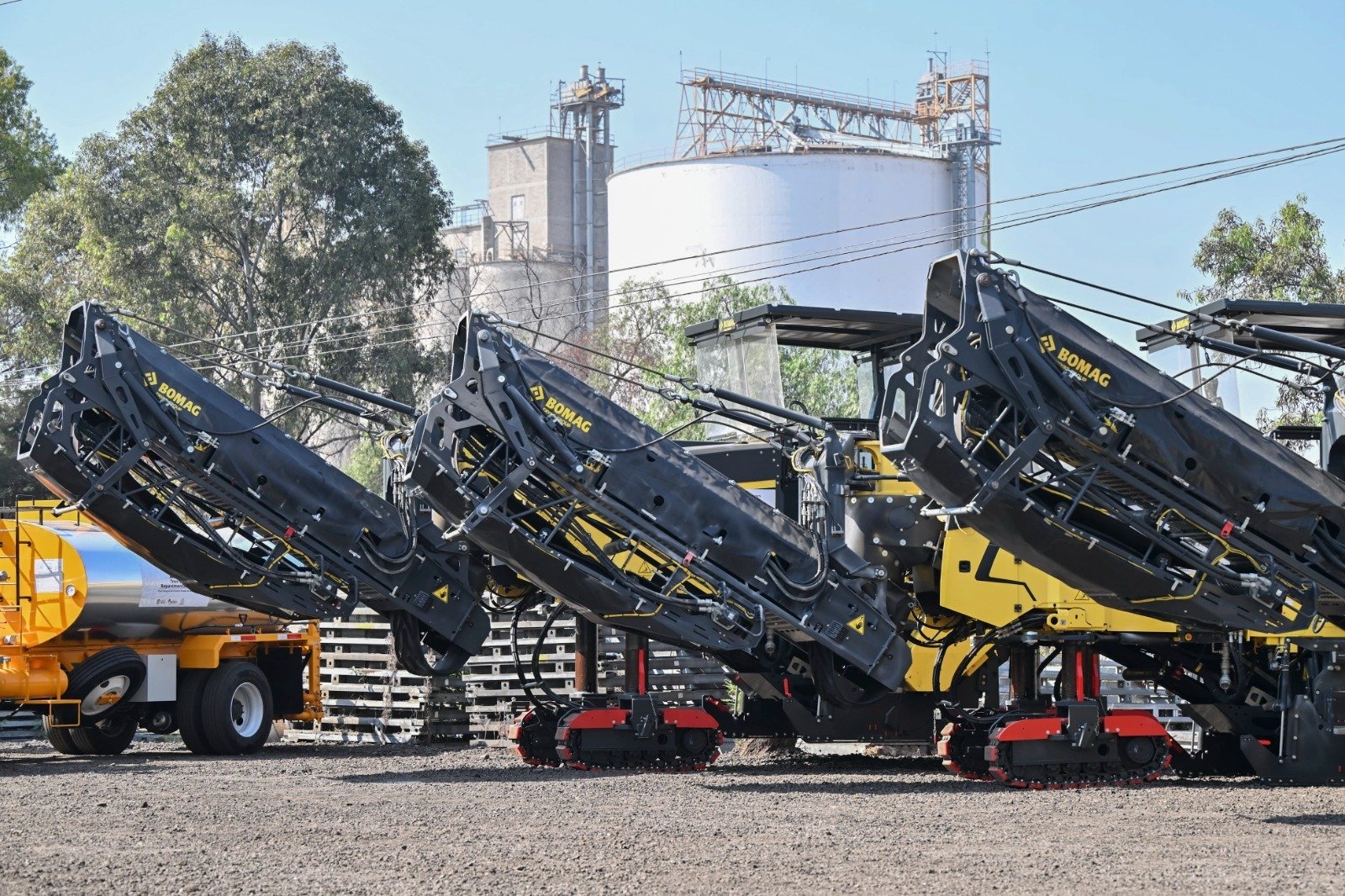 Entregan Sheinbaum y Gobernadora Delfina Gómez trenes de pavimentación del Plan Integral Oriente