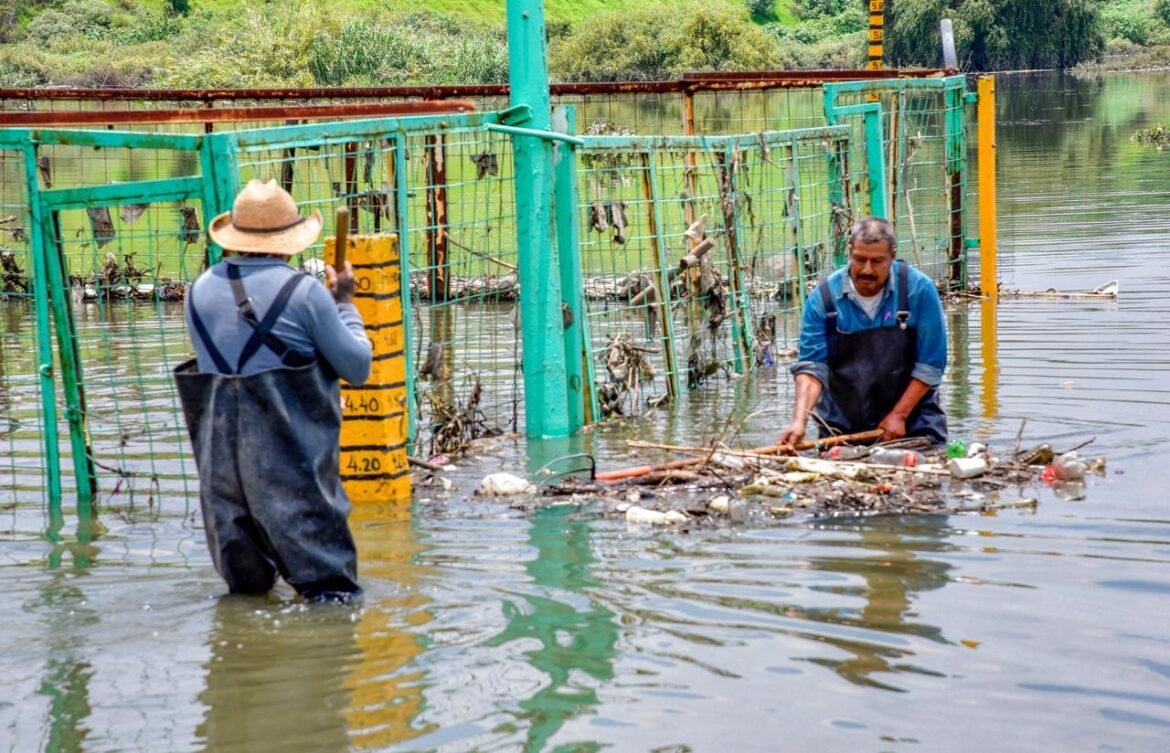 Desazolva Gobierno del EdoMéx 713 kilómetros de redes de drenaje en 2025