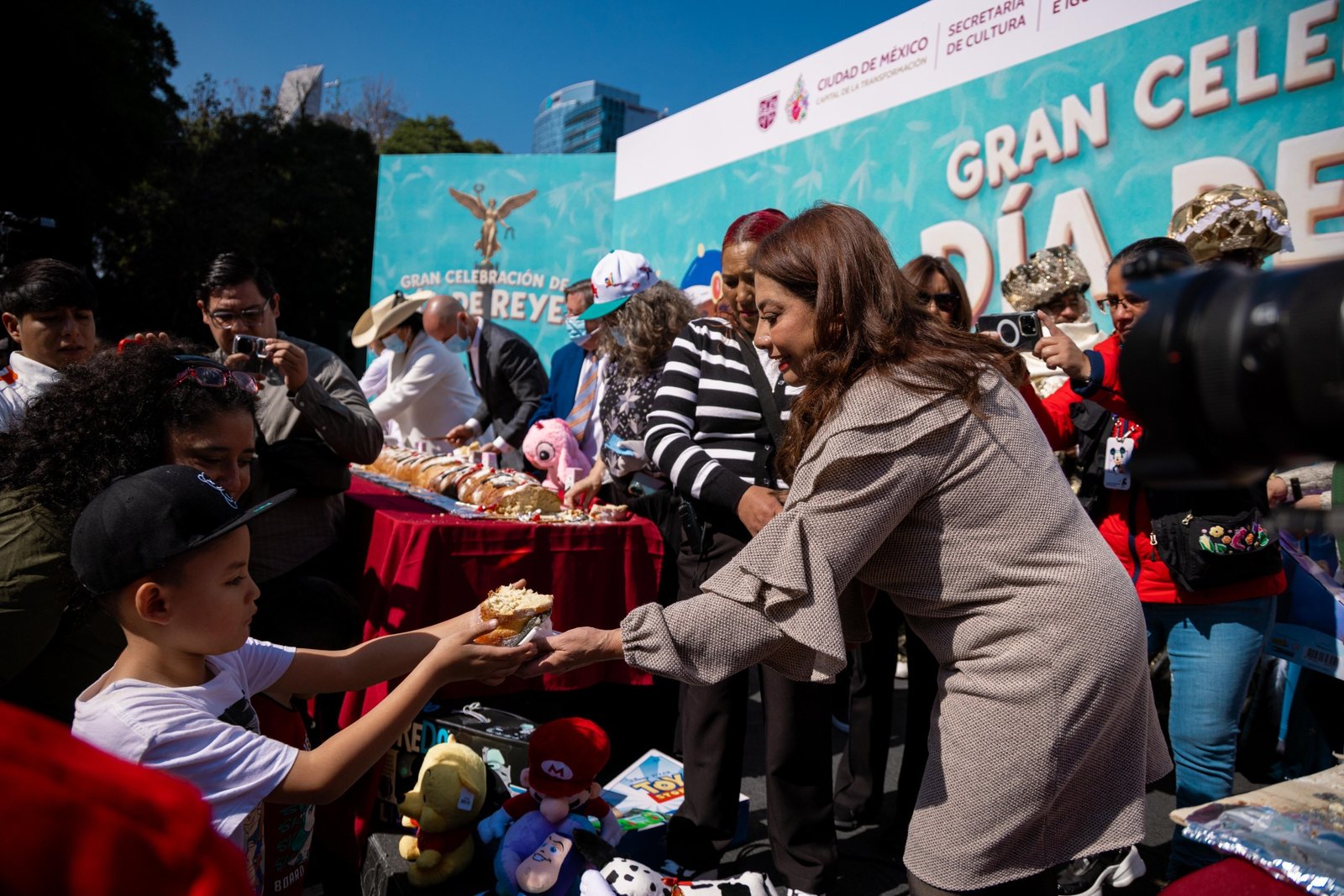 Celebra Clara Brugada Día de Reyes con Mega Rosca en el Ángel