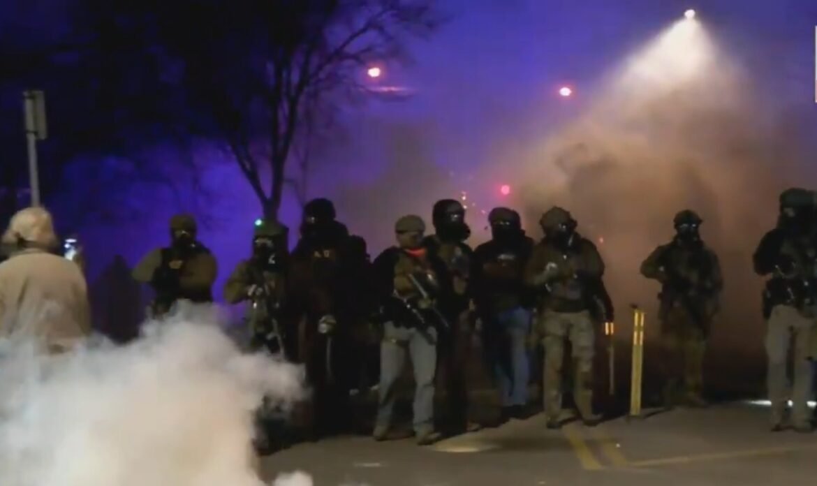 Dispara agente del ICE contra migrante venezolano en Minneapolis