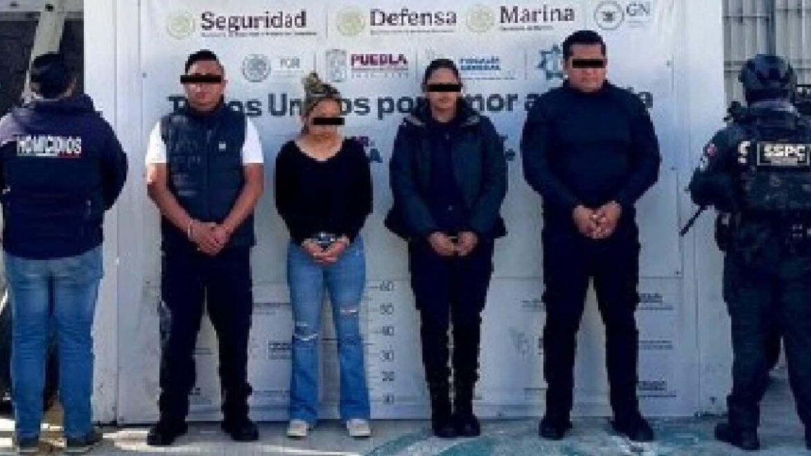 Detienen en Puebla a 3 funcionarios vinculados con “La Barredora”