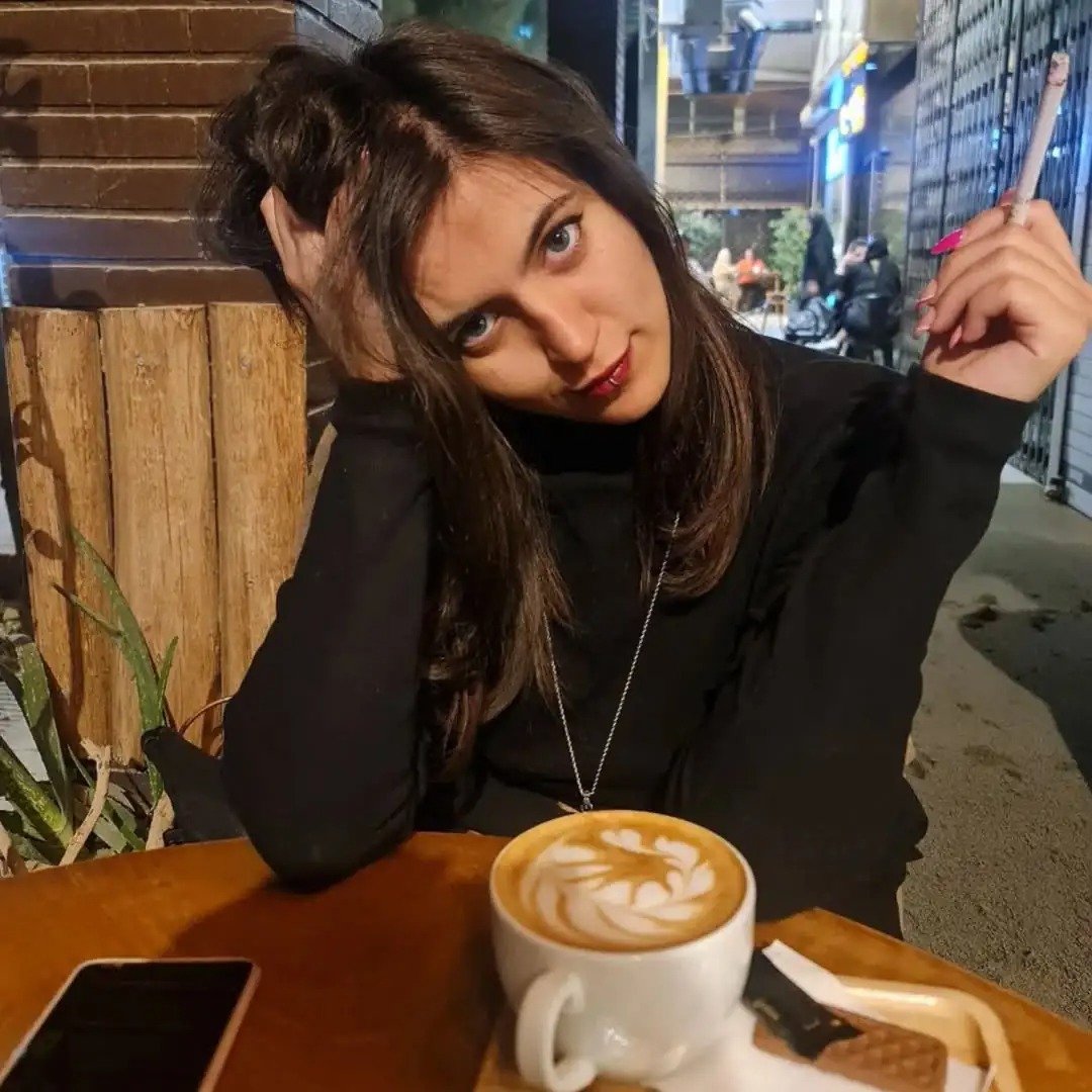 "La chica del cigarrillo" y símbolo de la revolución iraní