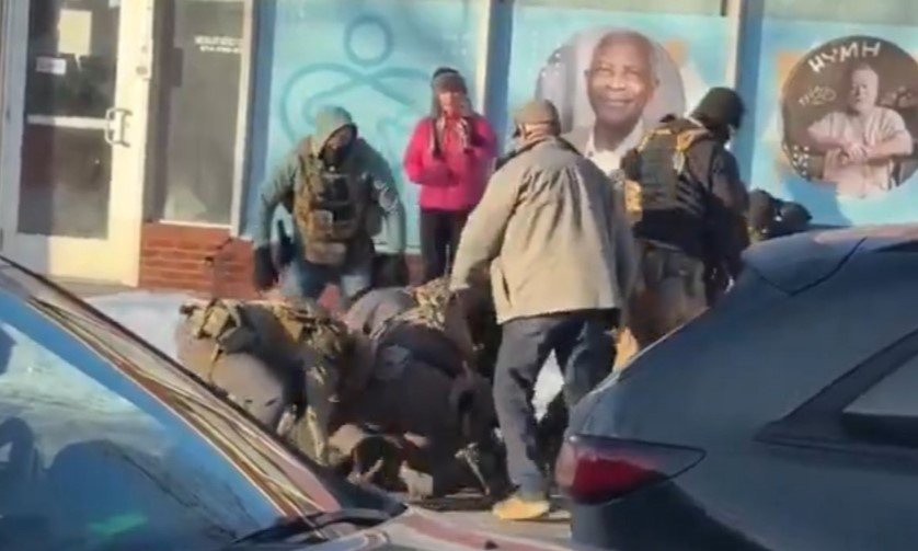 Ordena juez no alterar pruebas del asesinato de Alex Pretti