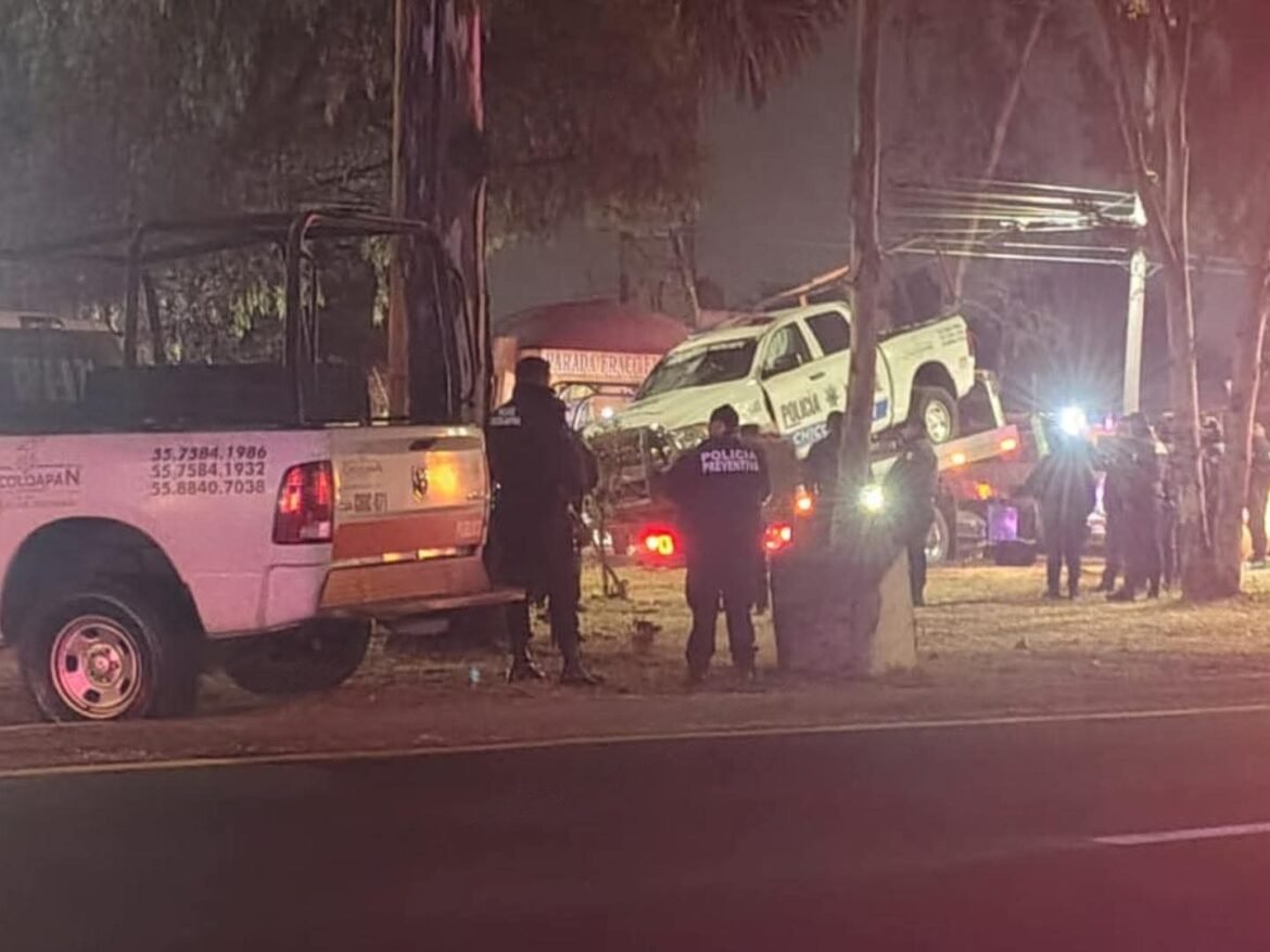 Patrulla vuelca durante persecución en Chicoloapan