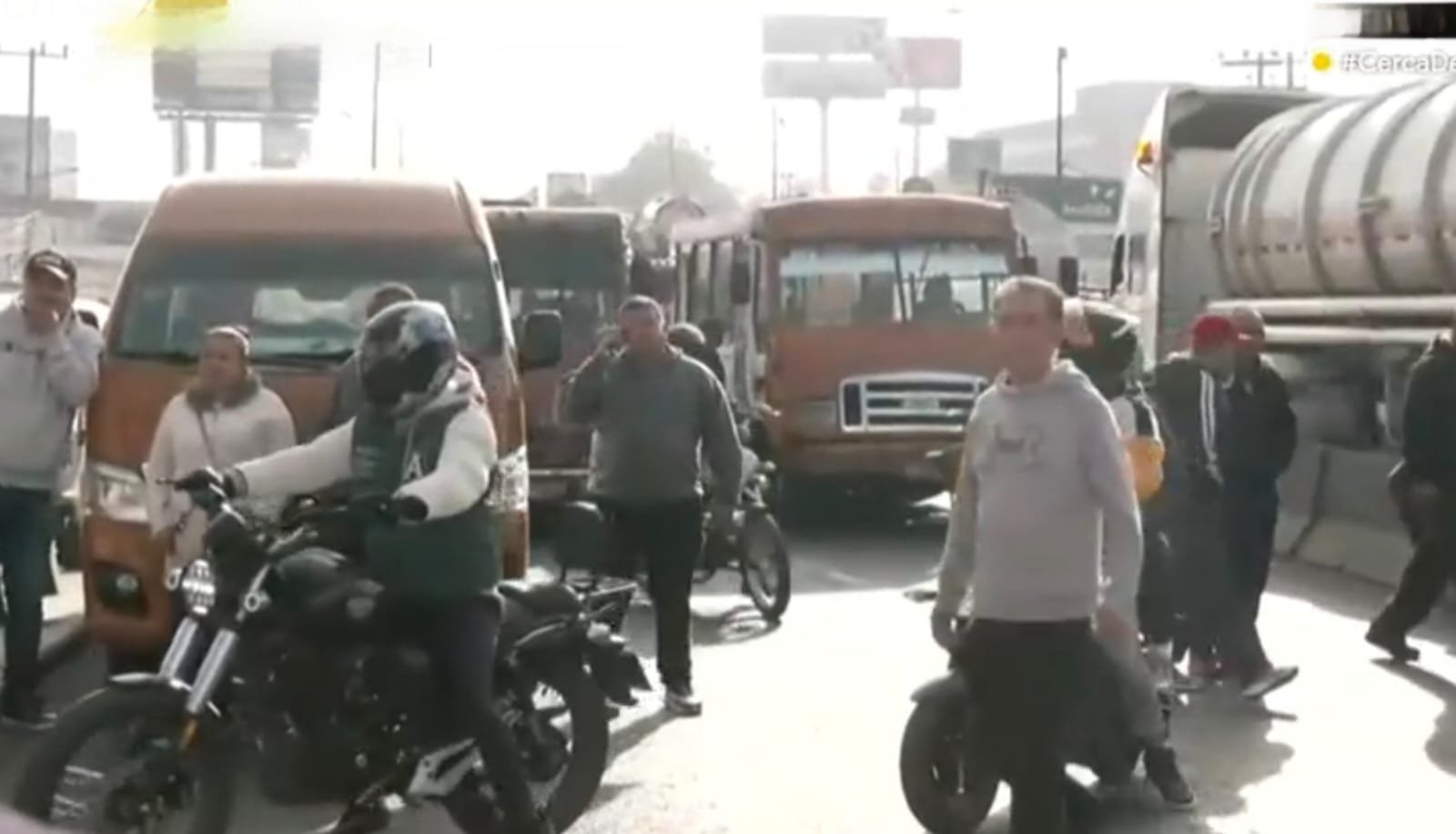 Comienza el colapso vial en el oriente del Valle de México por megabloqueo de transportistas