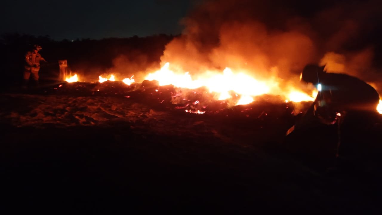 Bomberos de Chimalhuacán sofocan incendio en pastizal del cerro El Chimalhuache