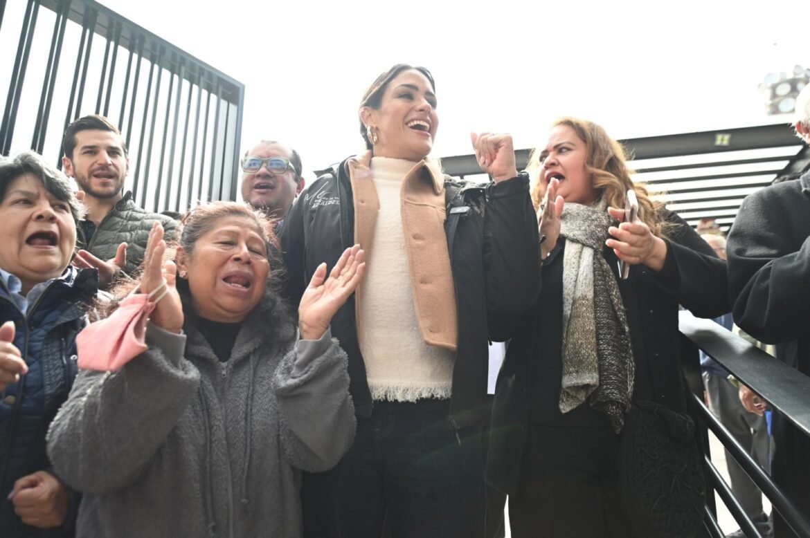 Alessandra Rojo de la Vega inaugura puente en el mercado San Juan “Curiosidades y Artesanías” para fortalecer la economía local