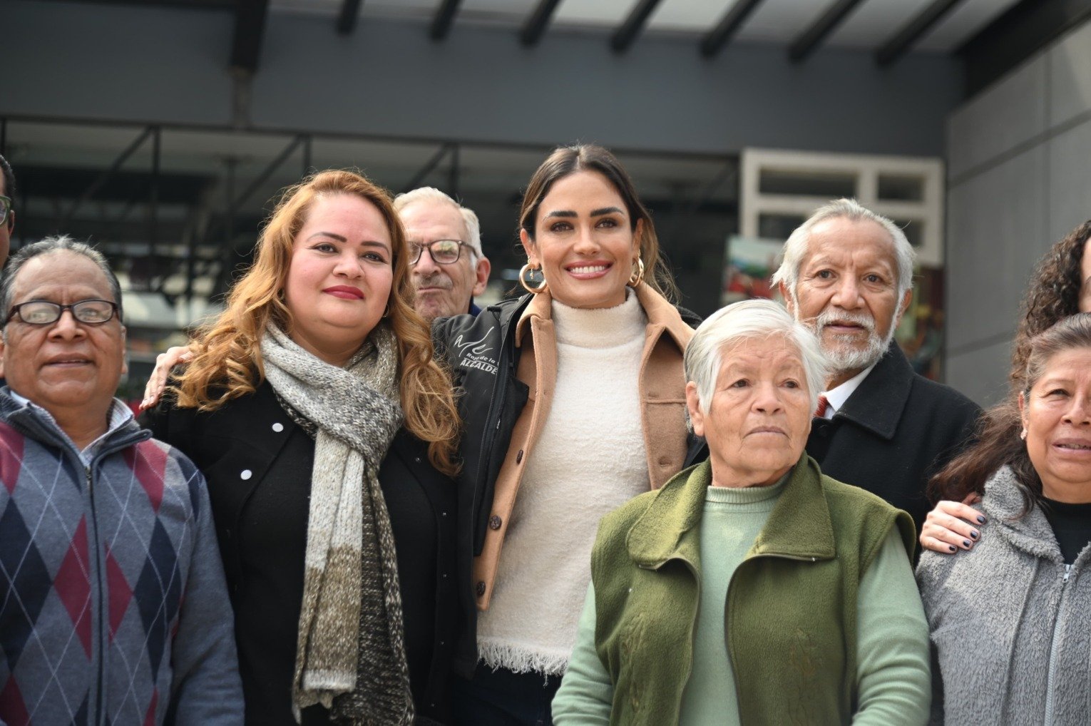 Alessandra Rojo de la Vega inaugura puente en el mercado San Juan “Curiosidades y Artesanías” para fortalecer la economía local