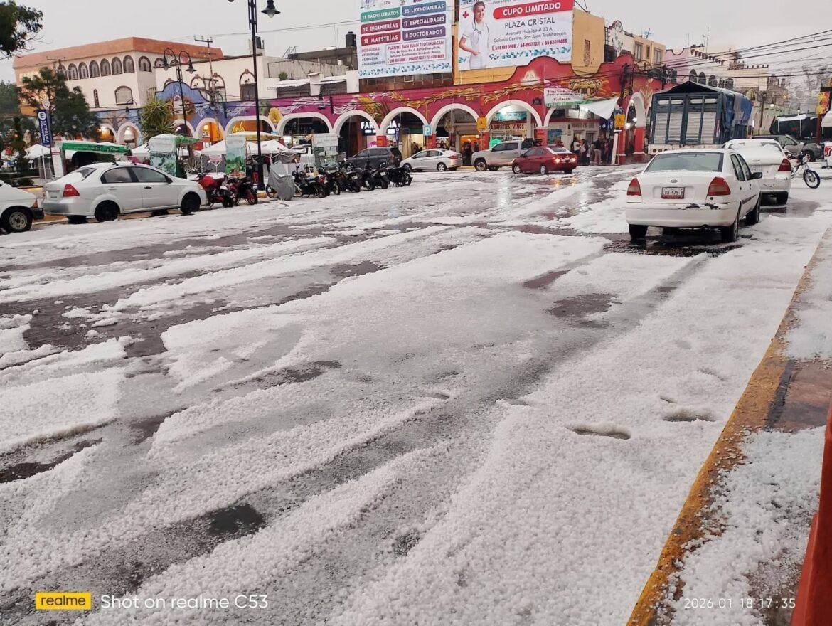 Granizada cubre calles de Teotihuacán tras fuerte lluvia