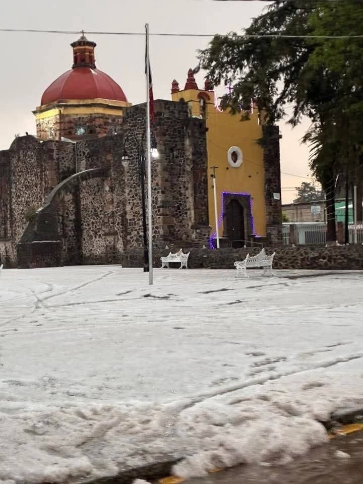 Granizada cubre calles de Teotihuacán tras fuerte lluvia