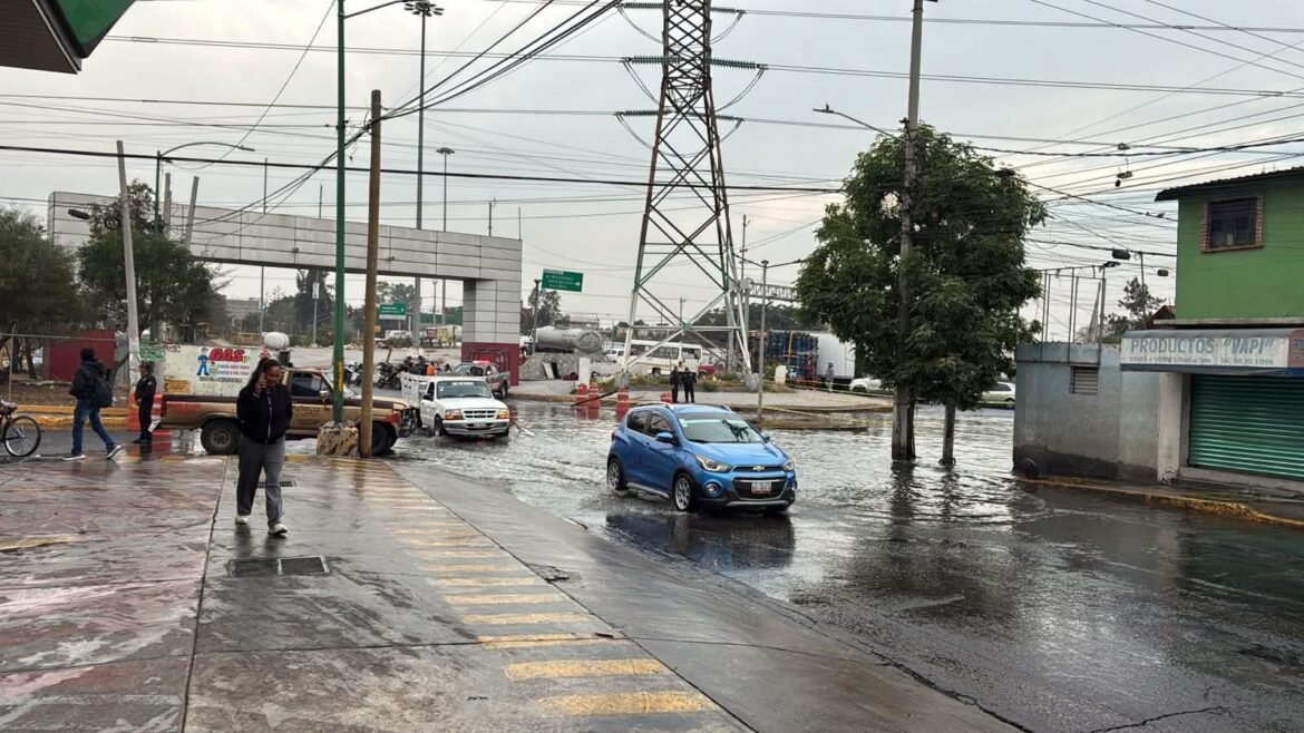 Falla en reparación provoca impresionante fuga de agua en Ecatepec