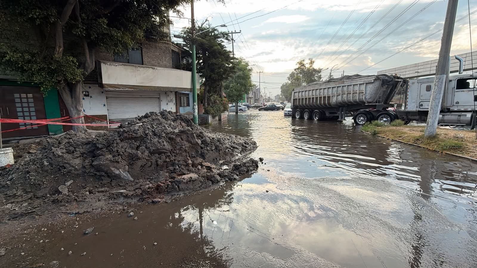 Falla en reparación provoca impresionante fuga de agua en Ecatepec