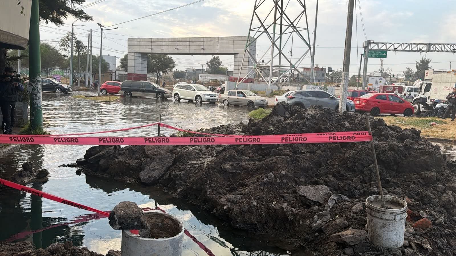 Falla en reparación provoca impresionante fuga de agua en Ecatepec