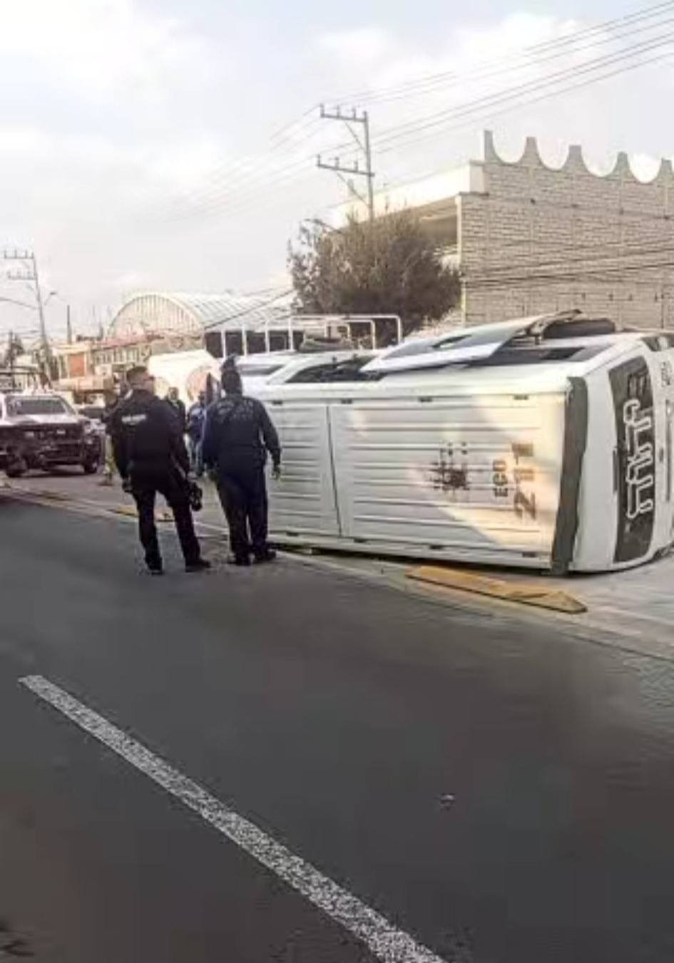 Volcadura de combi en San Cristóbal deja cuatro pasajeros lesionados; chofer iba a exceso de velocidad y presuntamente ebrio