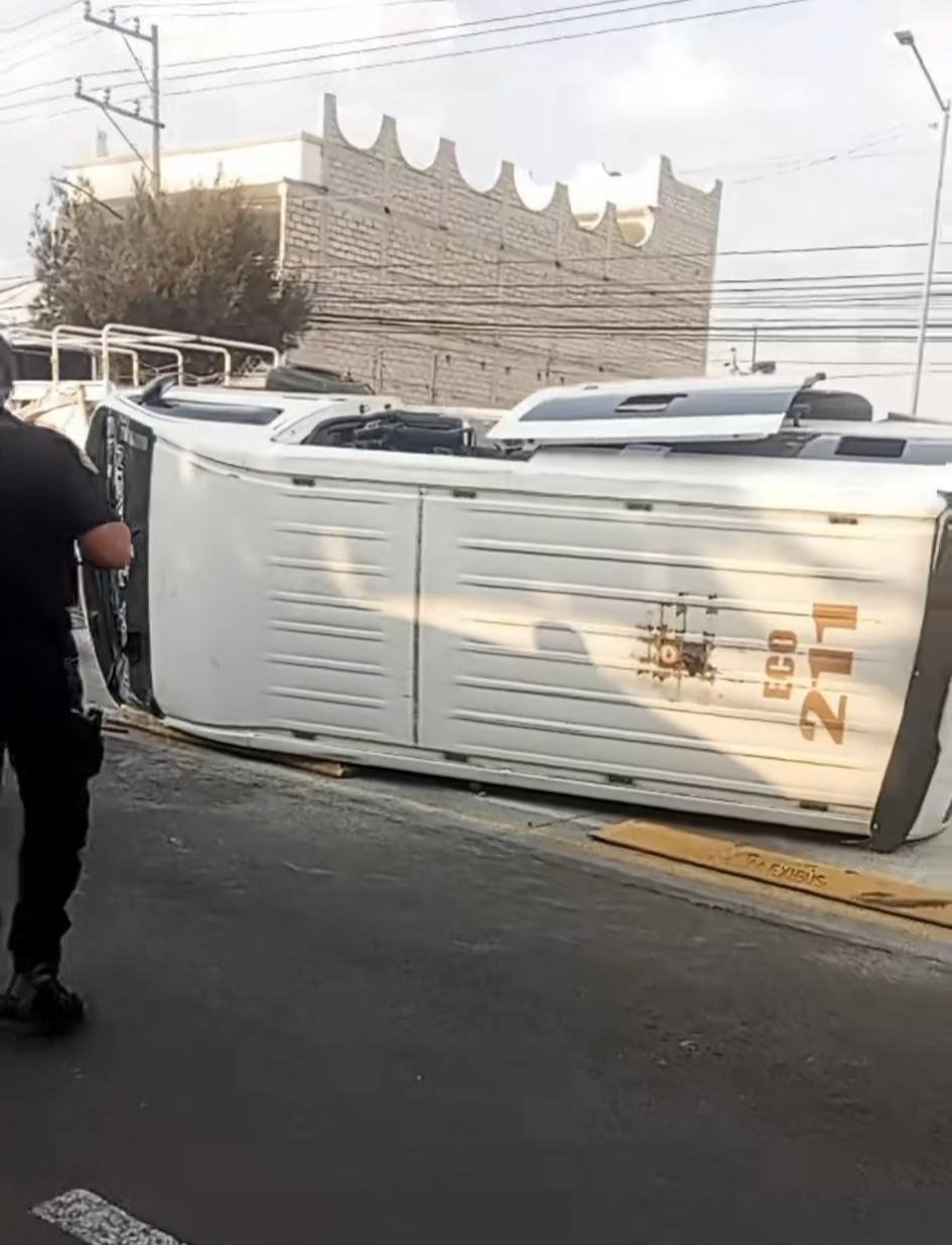 Volcadura de combi en San Cristóbal deja cuatro pasajeros lesionados; chofer iba a exceso de velocidad y presuntamente ebrio
