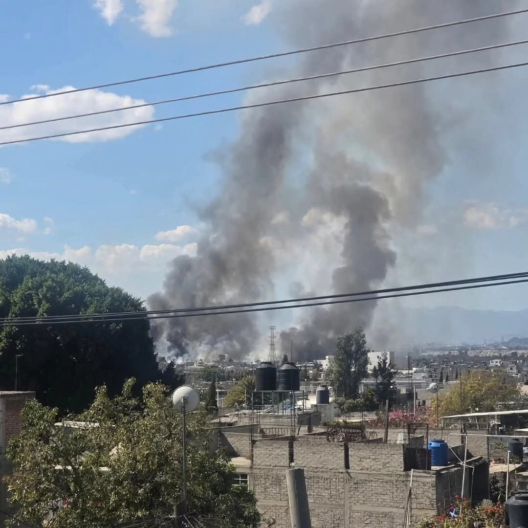 Fuerte incendio de pastizal y basura en límites de Nezahualcóyotl y Chimalhuacán
