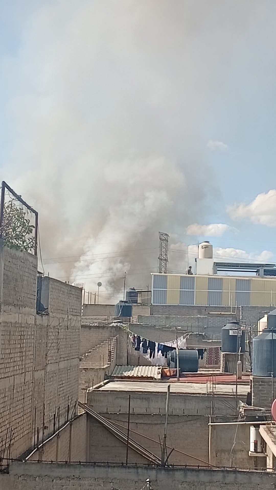 Fuerte incendio de pastizal y basura en límites de Nezahualcóyotl y Chimalhuacán