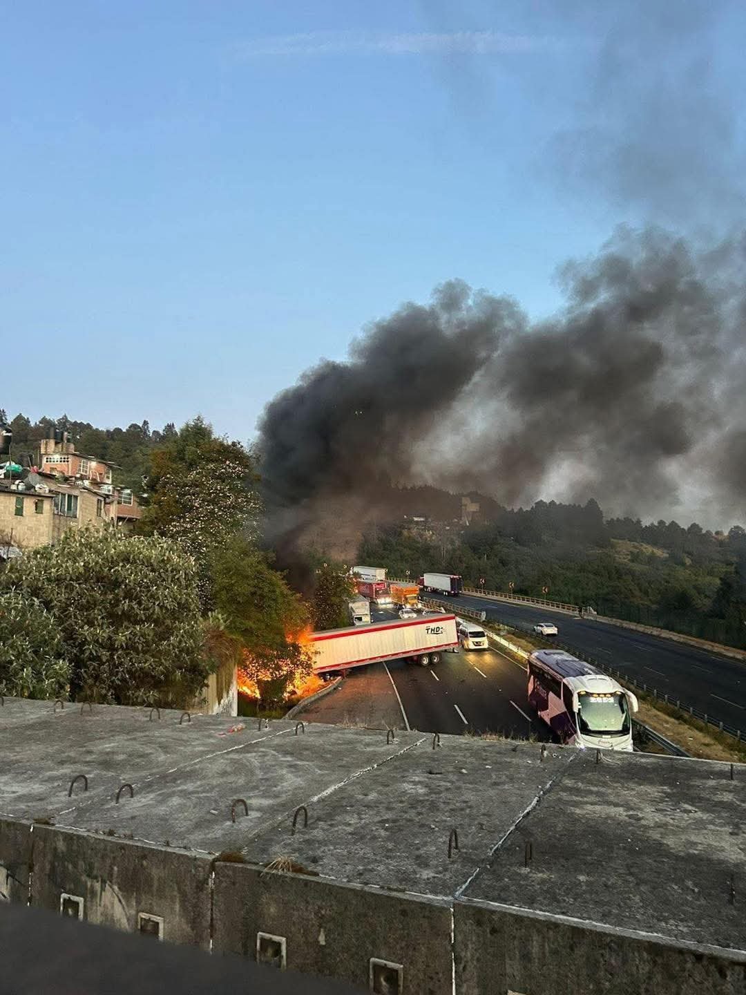 Se incendia tráiler tras choque en la autopista México-Toluca