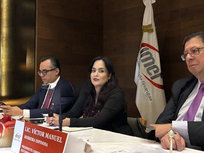 Economía mexicana enfrenta crecimiento mínimo y riesgos fiscales