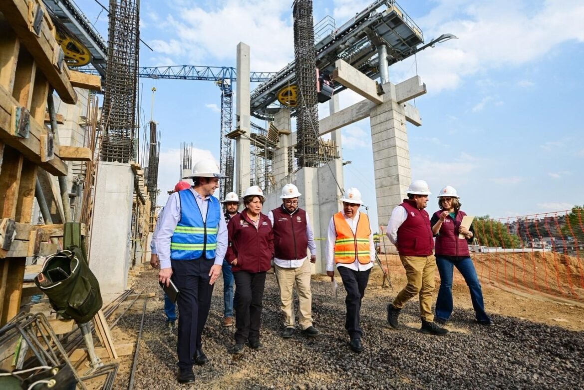 Gobernadora Delfina Gómez supervisa obra de la Línea III del Mexicable en Naucalpan