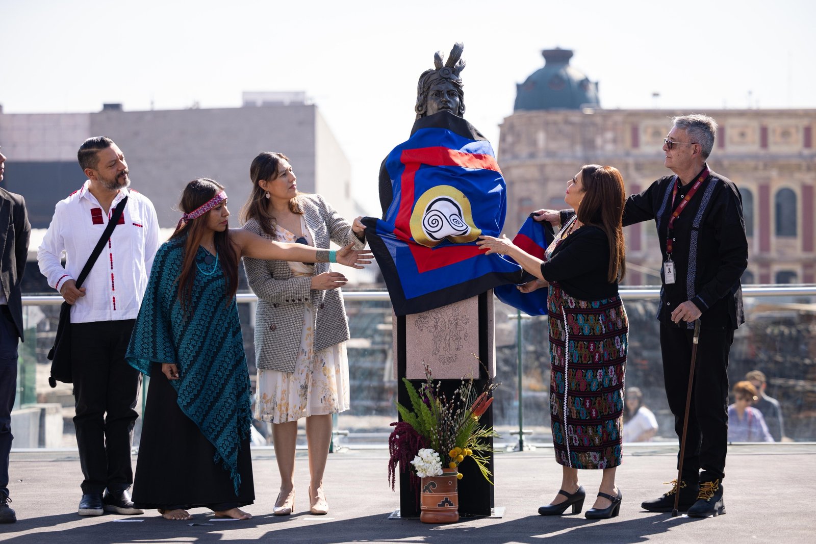 Devela Clara Brugada busto de Cuauhtémoc