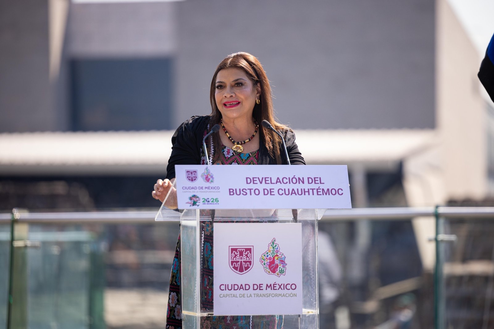 Devela Clara Brugada busto de Cuauhtémoc