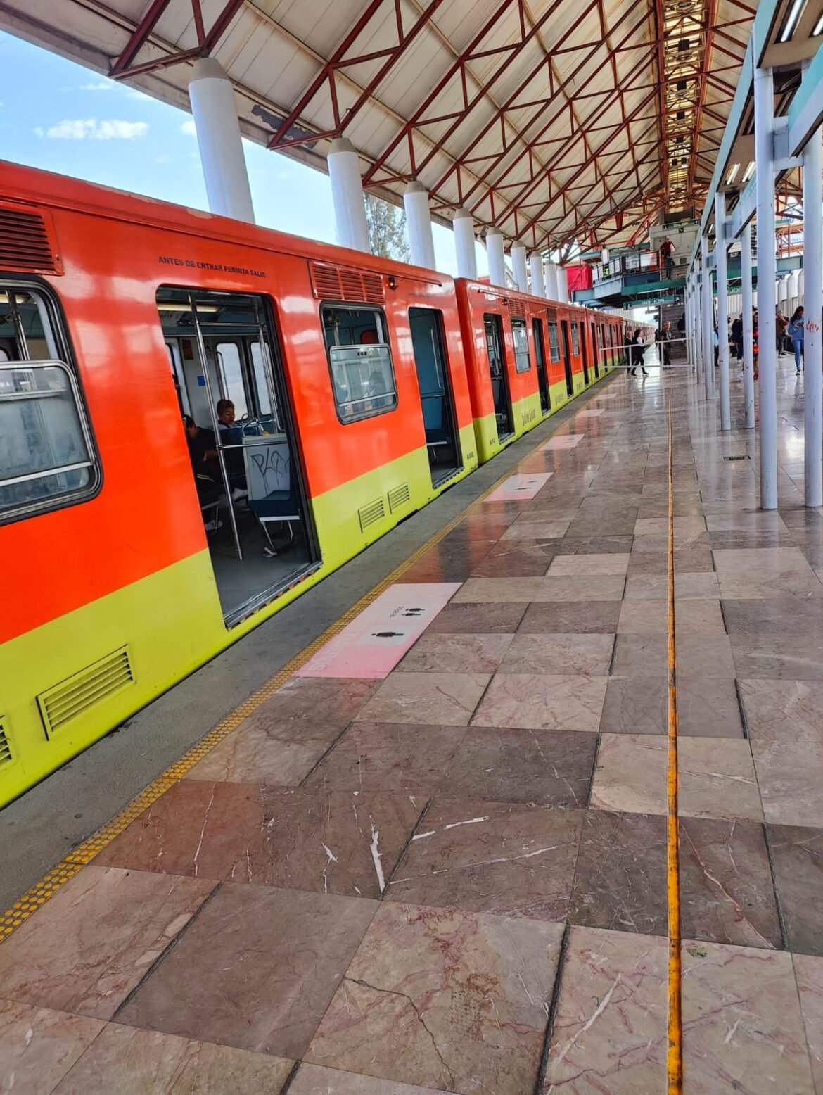 Rescatan con vida a mujer tras lanzarse a vías del Metro en Nezahualcóyotl