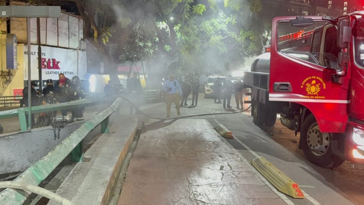 Protección Civil de Cuauhtémoc sofoca incendio en respiradero del Metro en Insurgentes y Chapultepec