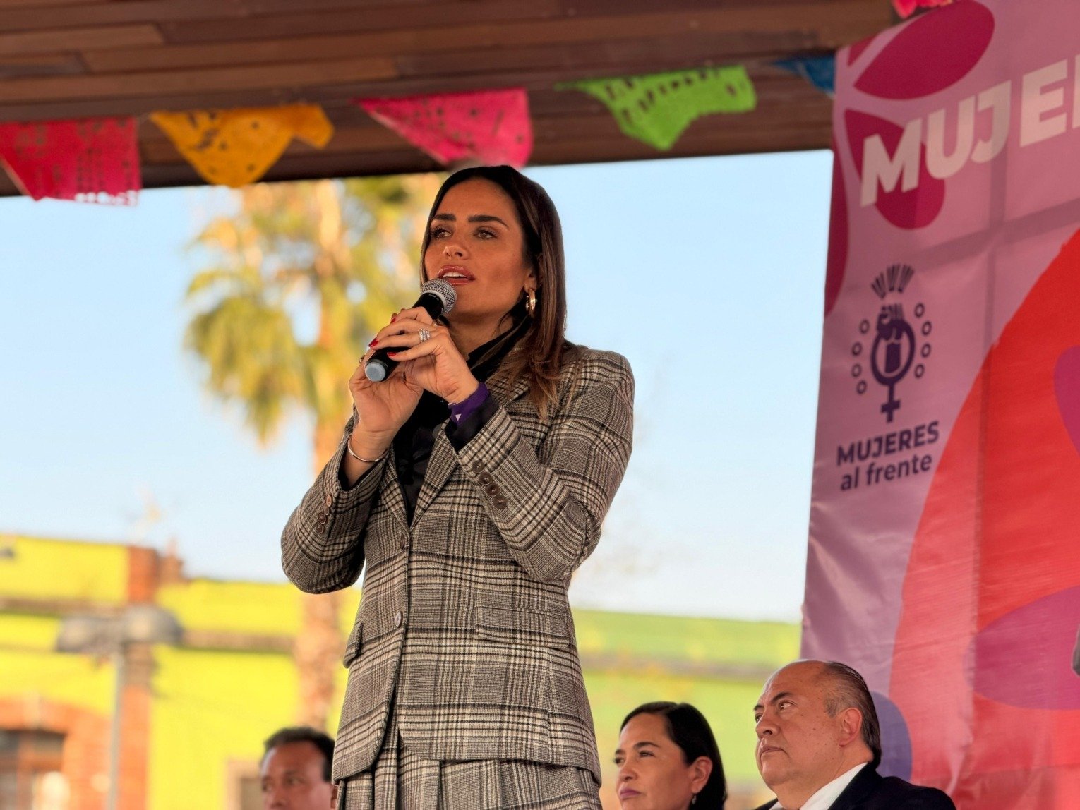 Ale Rojo de la Vega instala siete puntos Violeta en Plaza Garibaldi