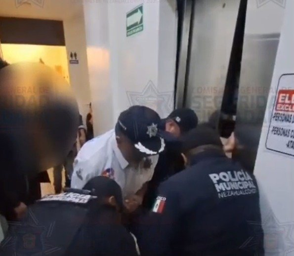 Rescatan a siete personas atrapadas en elevador en funeraria de Nezahualcóyotl