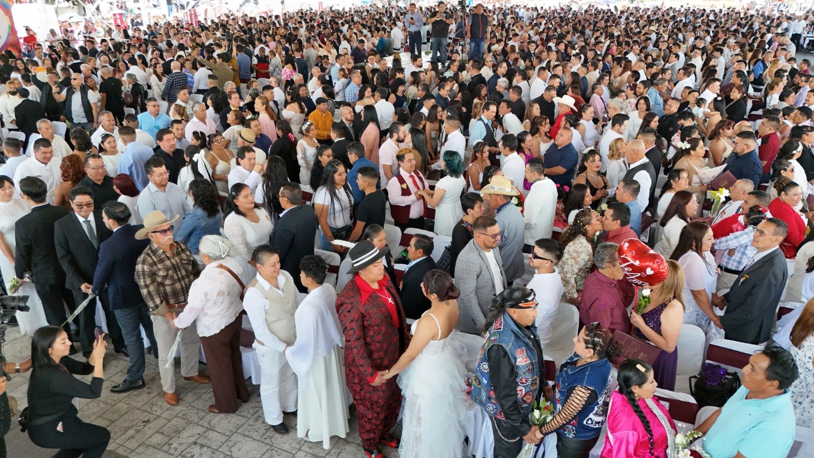 Más de 950 parejas unen sus vidas en los Matrimonios Colectivos Neza 2026