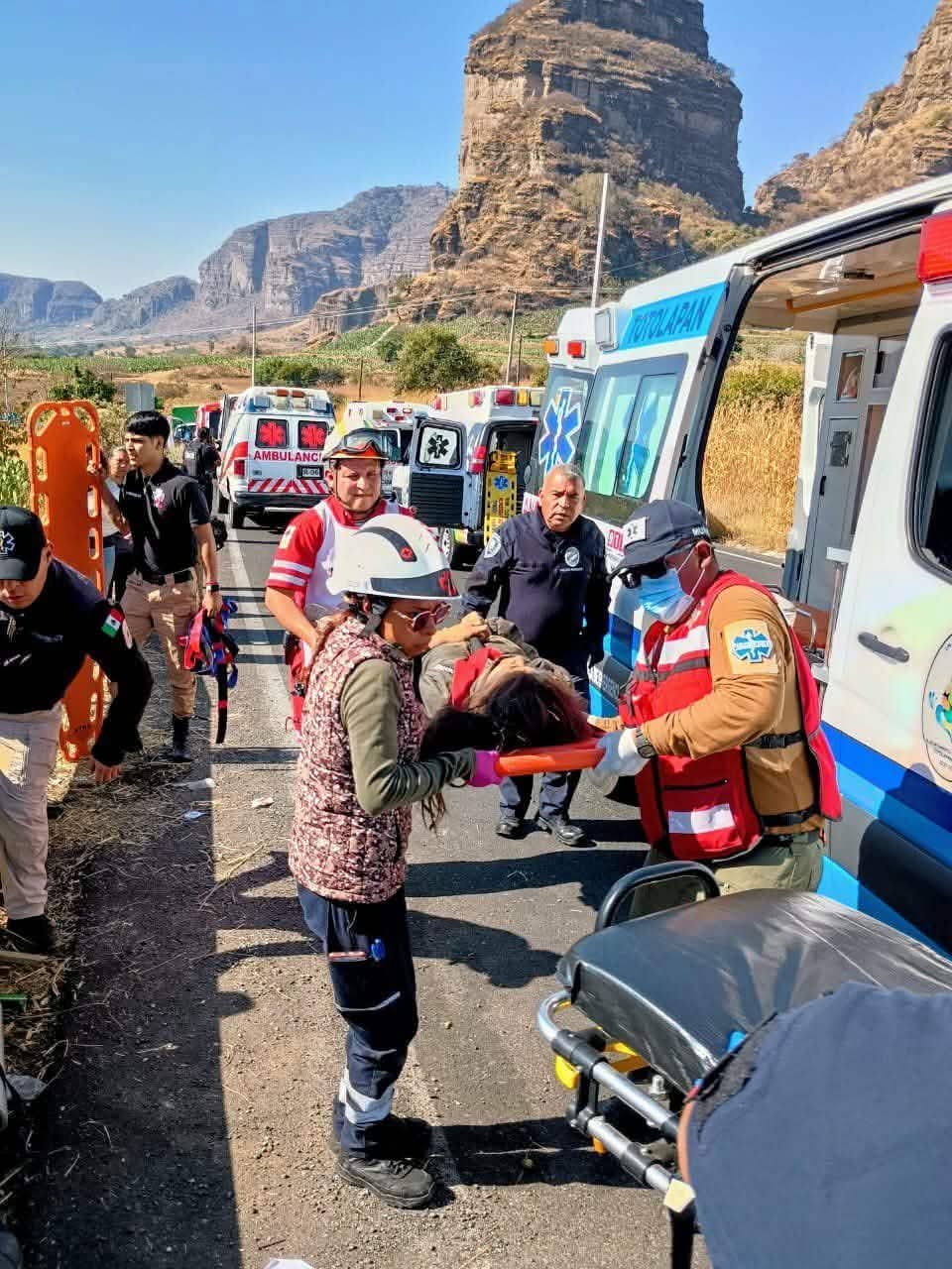 Mueren más de nueve personas en volcadura entre Tlayacapan y Tlalnepantla