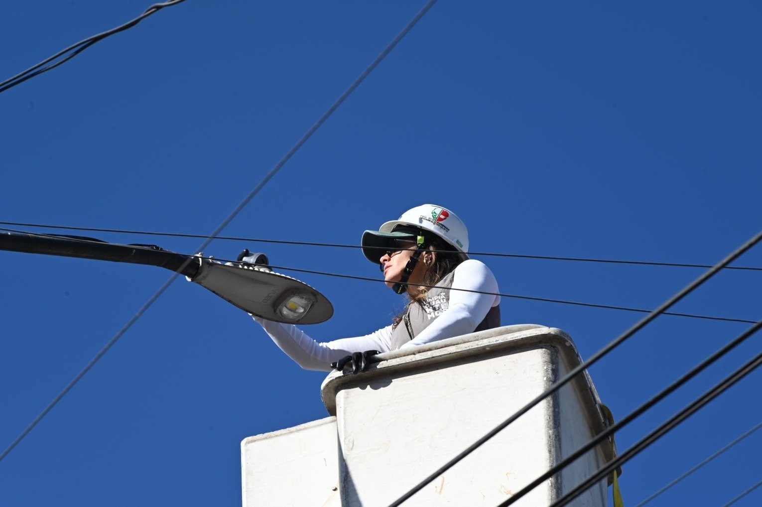 Ale Rojo de la Vega encabeza limpia Cuauhtémoc en Peralvillo: 83 luminarias reparadas, poda, bacheo y desazolve en un sólo día