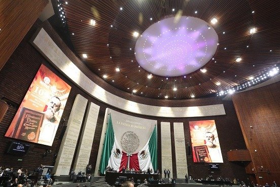 Con llamado a fortalecer la democracia conmemoran aniversario de la Constitución