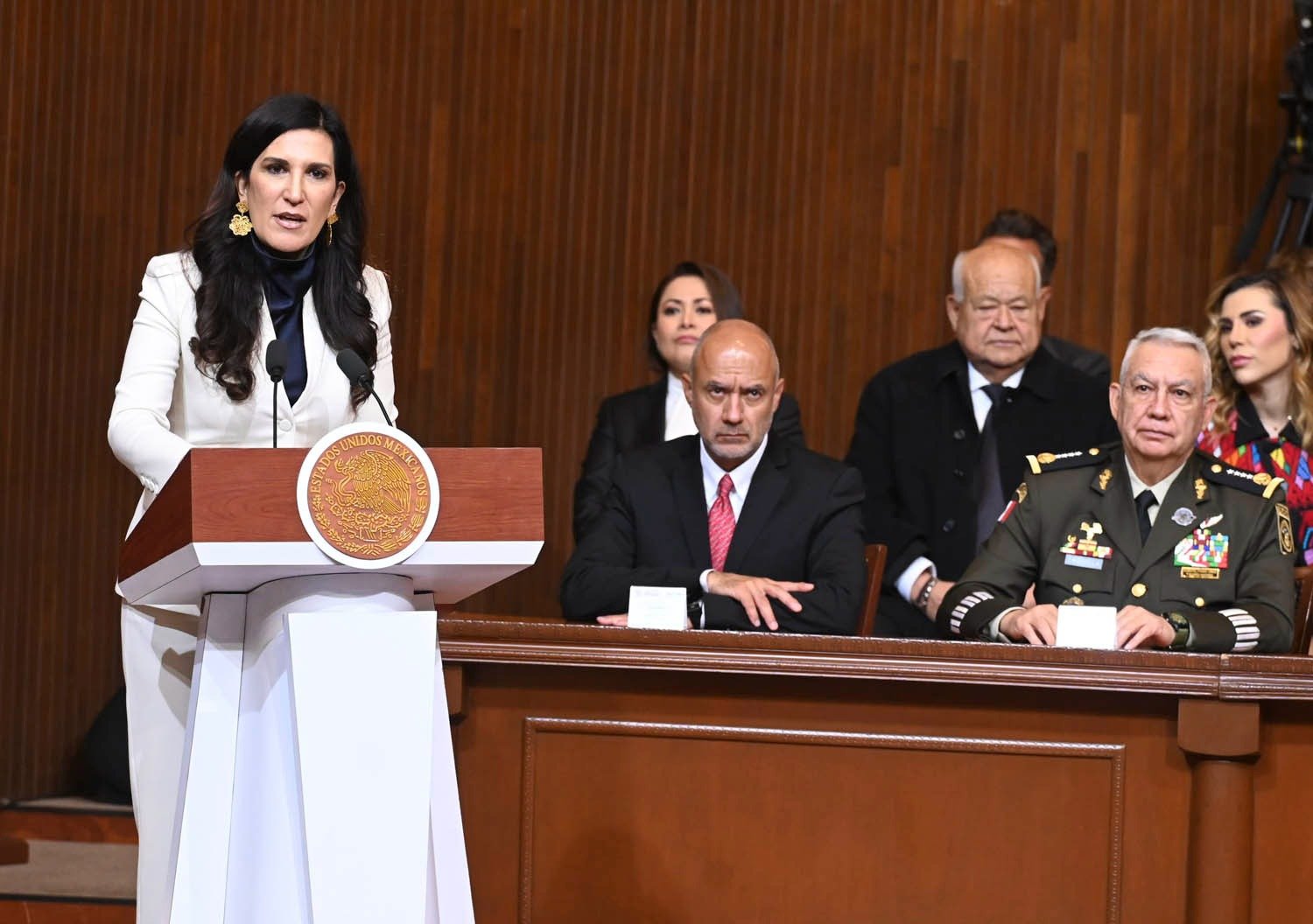 “México no se doblega, no se arrodilla, no se rinde y no se vende”: Sheinbaum