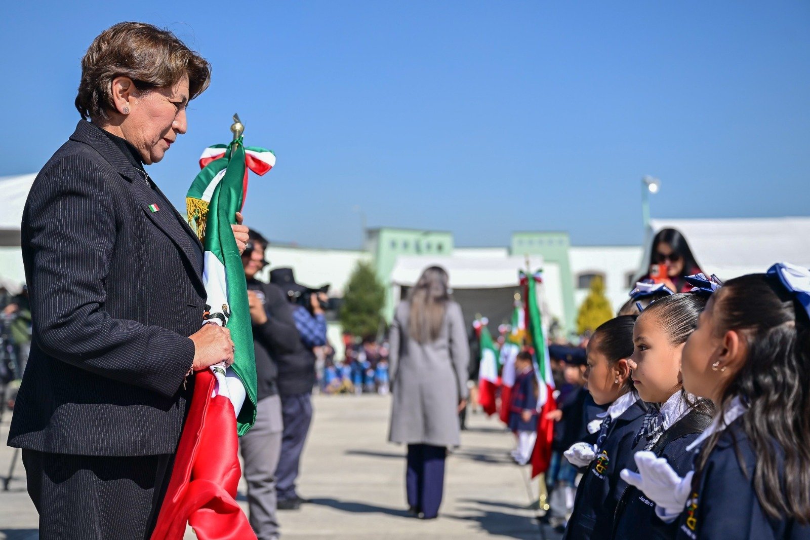 Encabeza Gobernadora Delfina Gómez Ceremonia por el Día de la Bandera