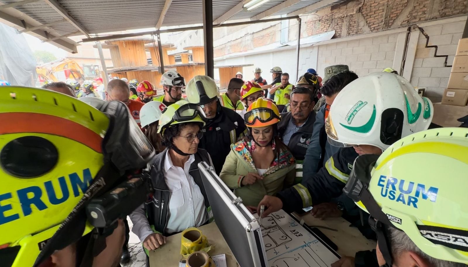 Atiende gobierno capitalino derrumbe de inmueble privado en Calzada de Tlalpan