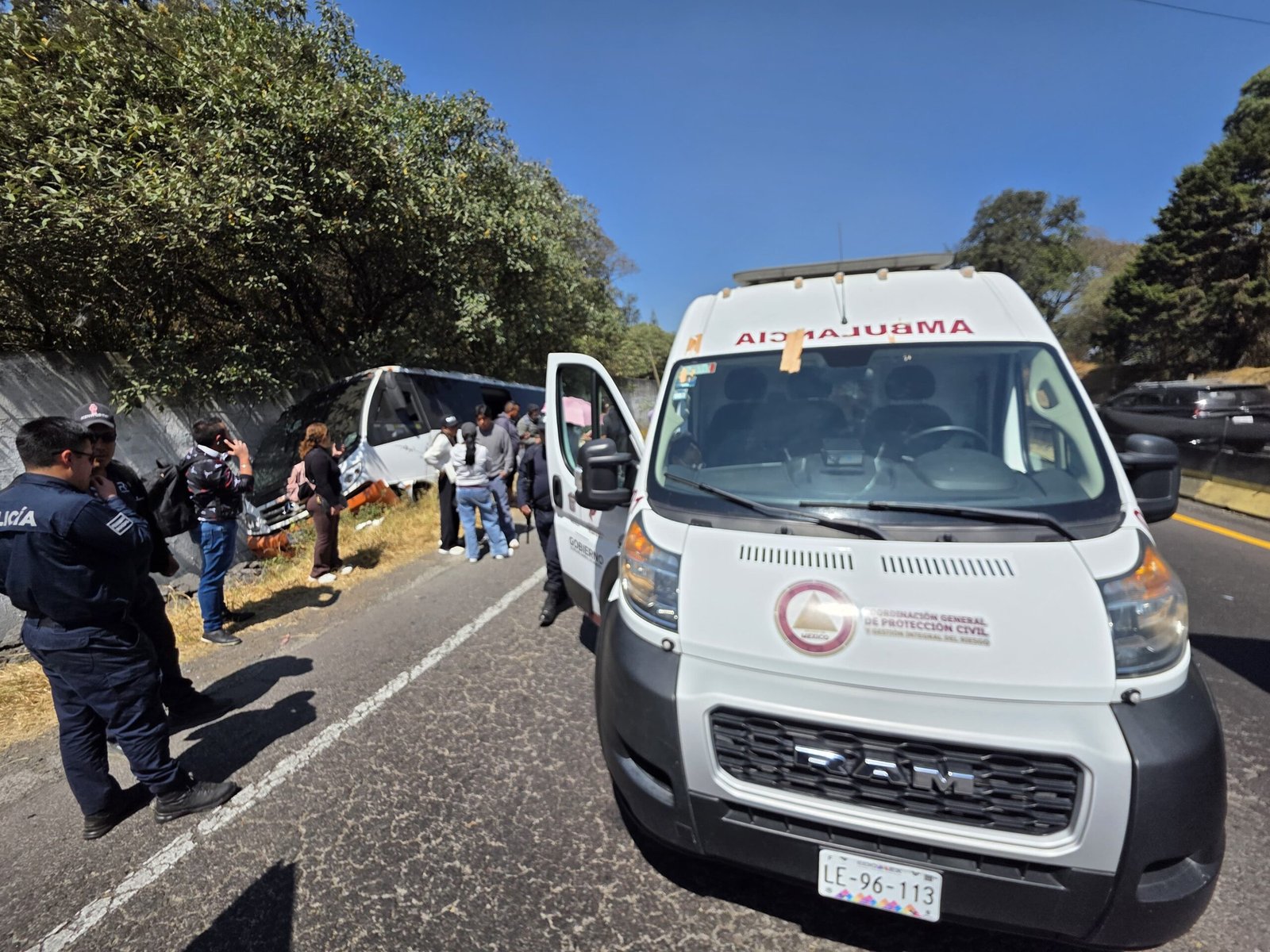Reportan un muerto y nueve lesionados tras salirse del camino un camión en Tlalmanalco