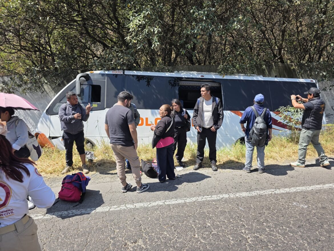 Reportan un muerto y nueve lesionados tras salirse del camino un camión en Tlalmanalco