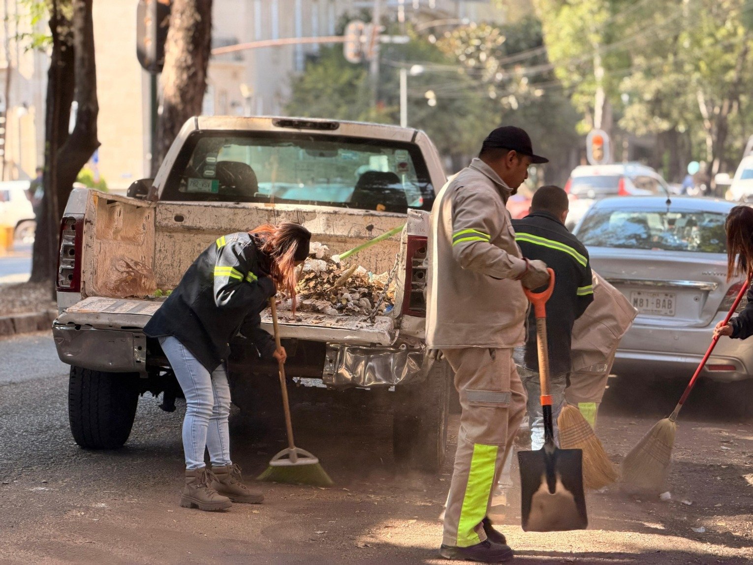 Ale Rojo de la Vega encabeza operativo y retira pérgolas que obstruían el paso peatonal en Roma Norte