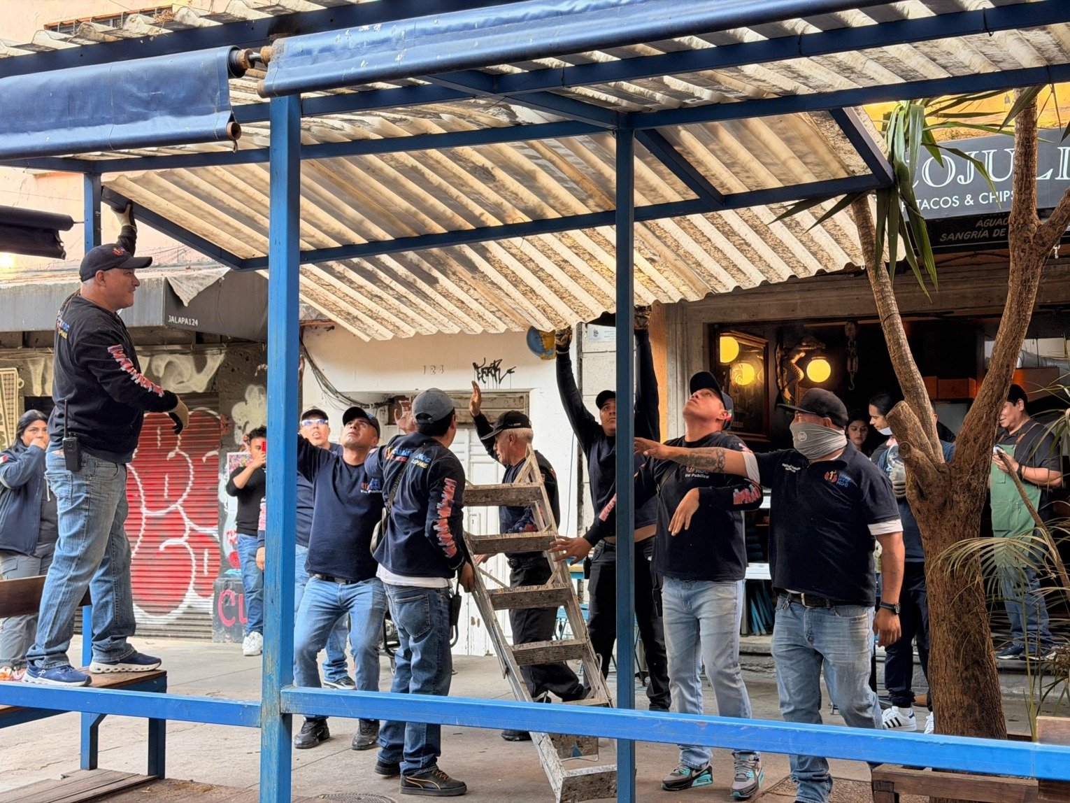 Ale Rojo de la Vega encabeza operativo y retira pérgolas que obstruían el paso peatonal en Roma Norte